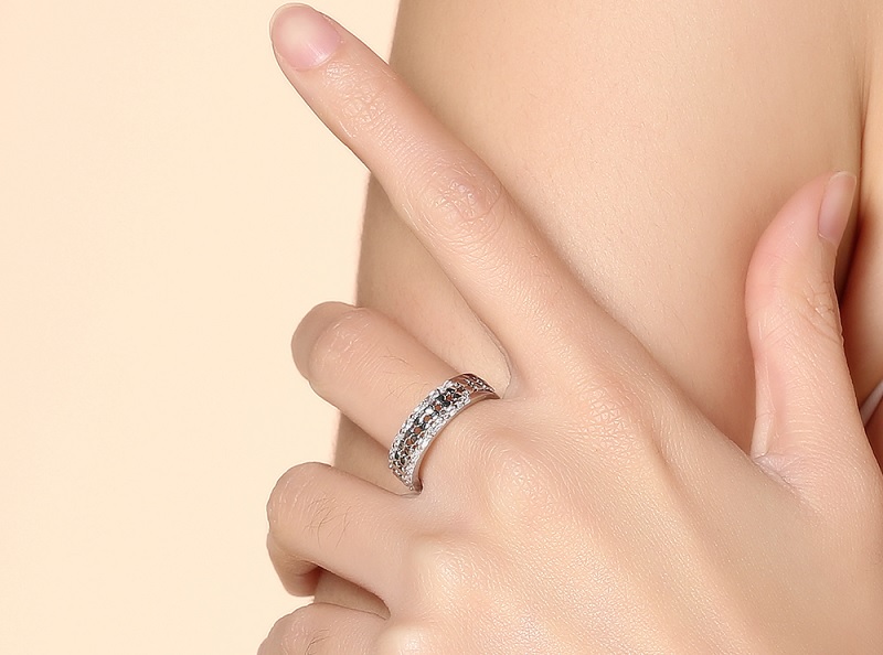 Chất liệu nhẫn hợp kim được thiết kế đ&iacute;nh đ&aacute; CZ